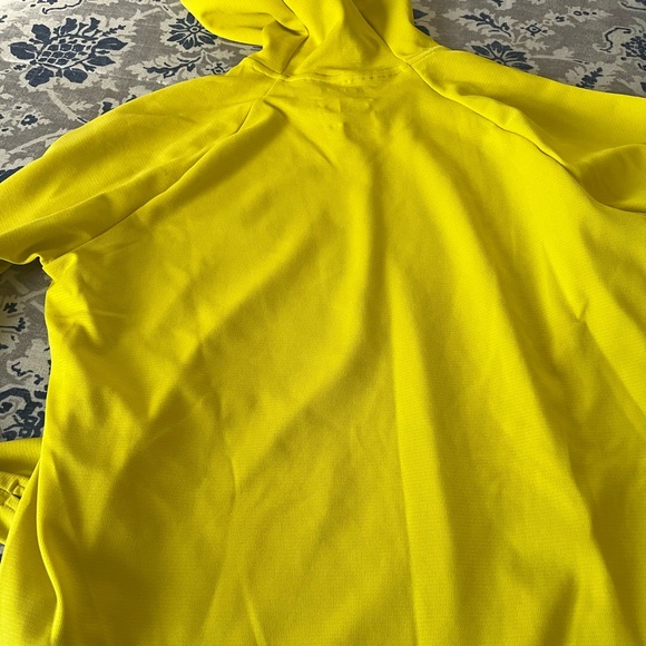 New North Face Running Hoodie yellow in color size medium. Beautiful & stylish! - Picture 2 of 5